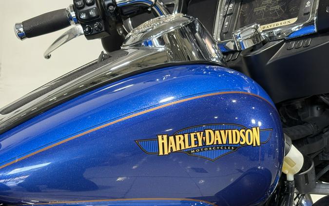 2017 Harley-Davidson® Tri Glide® Ultra Custom Colour Bonneville Blue/Fathom Blue