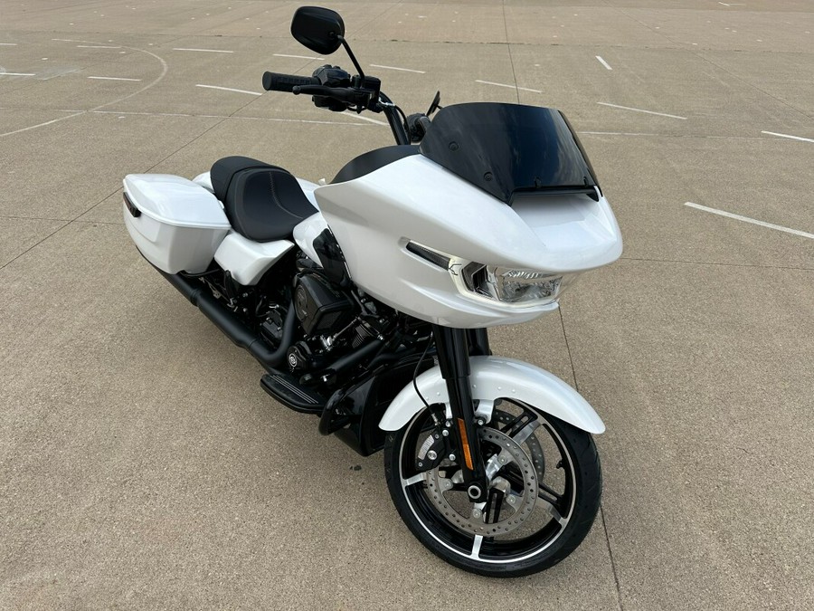 2024 Harley-Davidson Road Glide® White Onyx Pearl – Black Finish