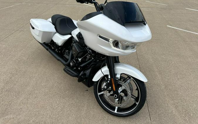 2024 Harley-Davidson Road Glide® White Onyx Pearl – Black Finish