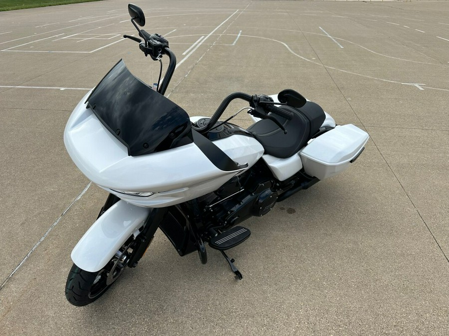 2024 Harley-Davidson Road Glide® White Onyx Pearl – Black Finish