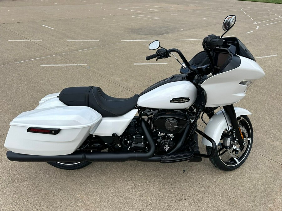 2024 Harley-Davidson Road Glide® White Onyx Pearl – Black Finish