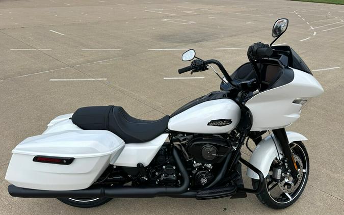 2024 Harley-Davidson Road Glide® White Onyx Pearl – Black Finish