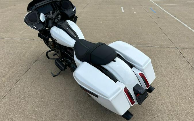 2024 Harley-Davidson Road Glide® White Onyx Pearl – Black Finish