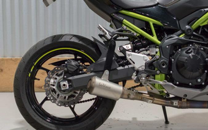 2020 Kawasaki Z900 Metallic Spark Black/Metallic Flat Spark Blac