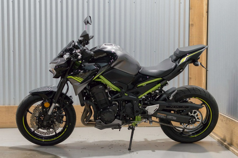 2020 Kawasaki Z900 Metallic Spark Black/Metallic Flat Spark Blac
