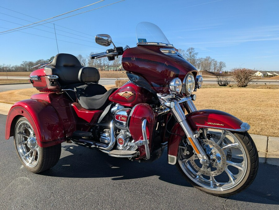 2023 Harley-Davidson® Tri Glide® Ultra Heirloom Red Fade