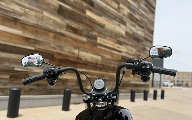 2026 Harley-Davidson® Street Bob® Vivid Black Chrome Laced Wheels