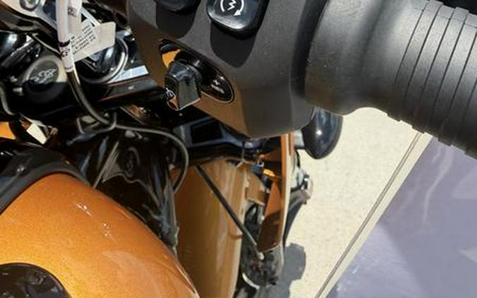 2026 Indian Motorcycle® Sport Chief RT Vibrant Gold Metallic