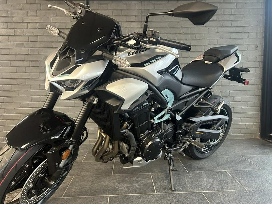 2025 Kawasaki Z900 ABS Galaxy Silver/Metallic Spark Black