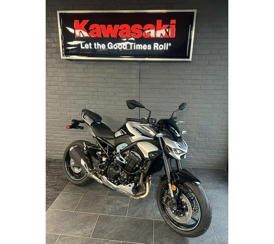 2025 Kawasaki Z900 ABS Galaxy Silver/Metallic Spark Black