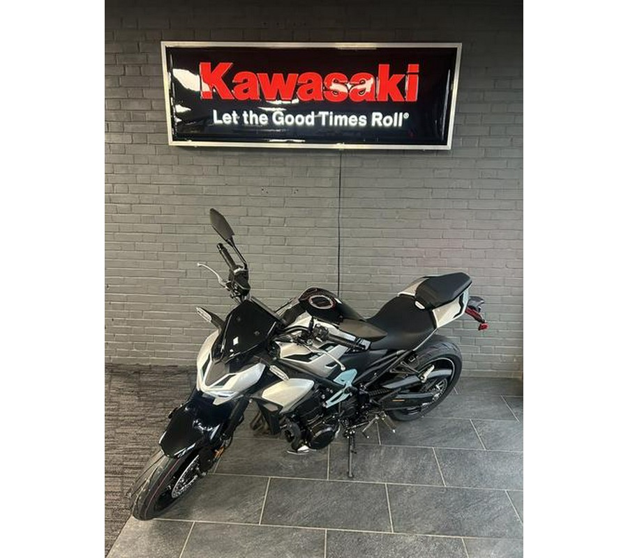2025 Kawasaki Z900 ABS Galaxy Silver/Metallic Spark Black
