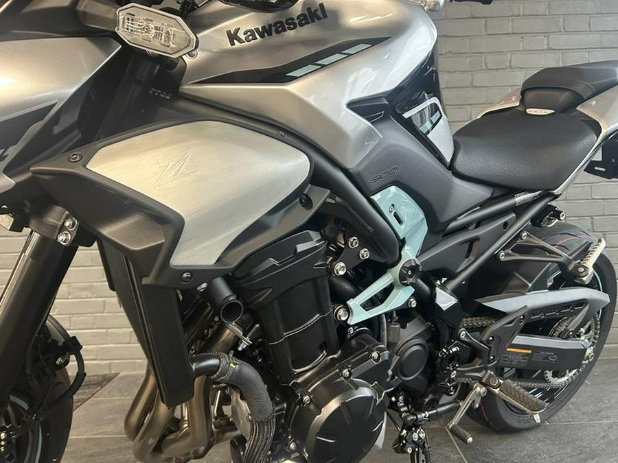 2025 Kawasaki Z900 ABS Galaxy Silver/Metallic Spark Black