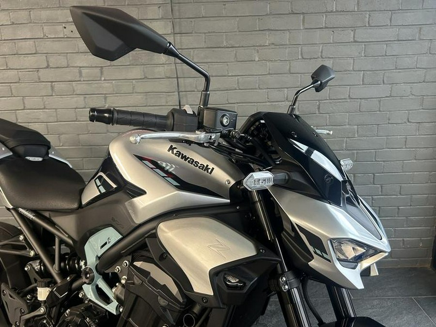2025 Kawasaki Z900 ABS Galaxy Silver/Metallic Spark Black