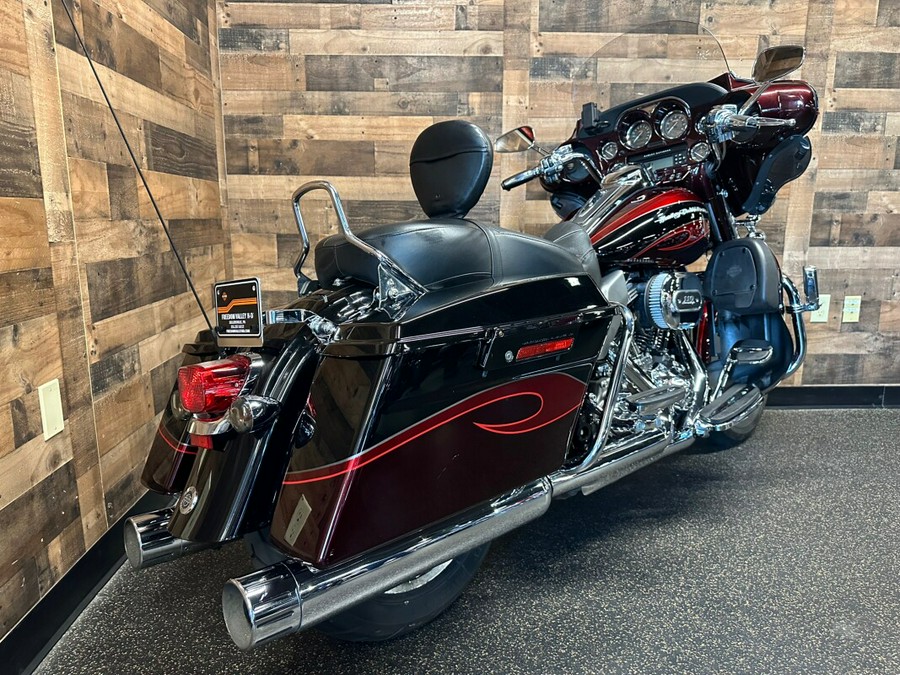 2013 Harley-Davidson® CVO™ Ultra Classic® Electra Glide® Maroon/B Diamnd W/ Pinstripe FLHTCUSE8