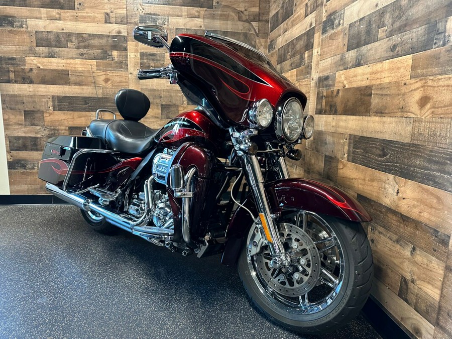 2013 Harley-Davidson® CVO™ Ultra Classic® Electra Glide® Maroon/B Diamnd W/ Pinstripe FLHTCUSE8