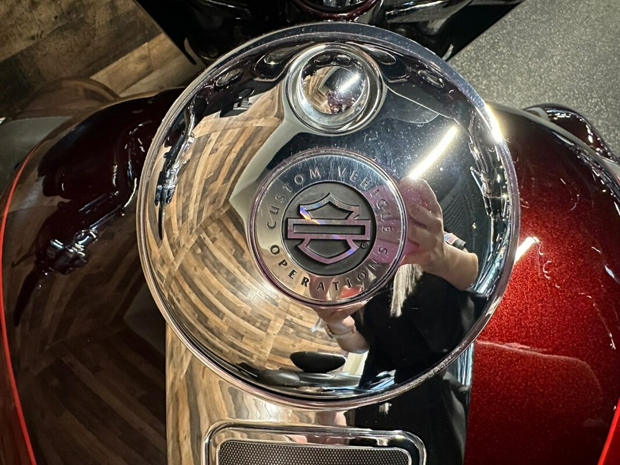 2013 Harley-Davidson® CVO™ Ultra Classic® Electra Glide® Maroon/B Diamnd W/ Pinstripe FLHTCUSE8