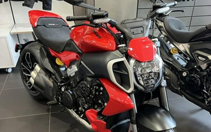 2025 Ducati Diavel V4 Ducati Red V4