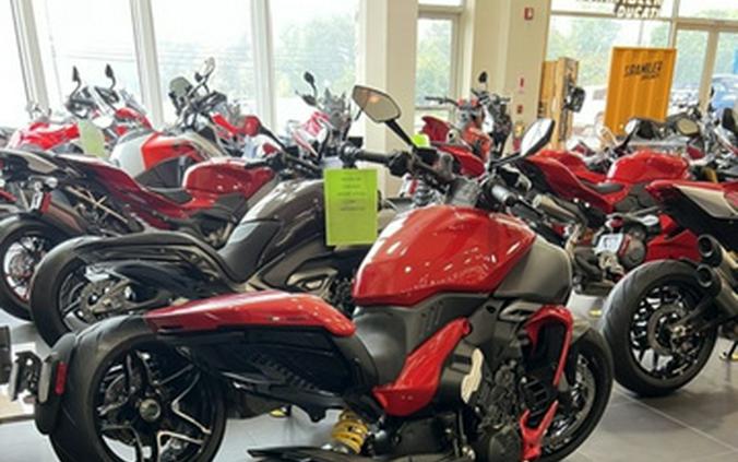 2025 Ducati Diavel V4 Ducati Red V4