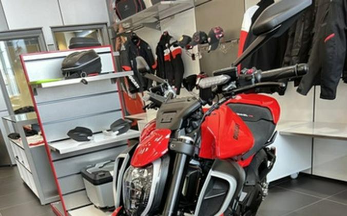 2025 Ducati Diavel V4 Ducati Red V4