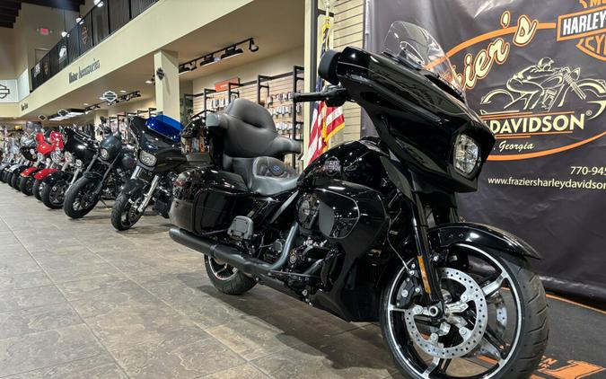 2025 Harley-Davidson® Street Glide® Ultra Vivid Black - Black Finish