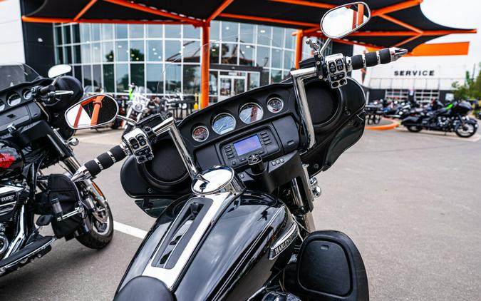 2016 Harley-Davidson Electra Glide Ultra Classic BLACK W/PINSTRI