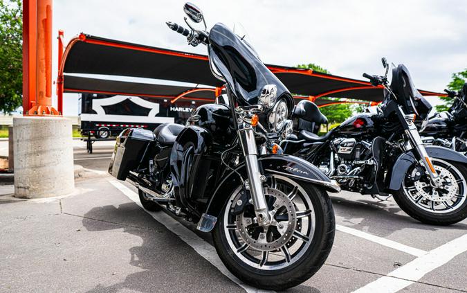 2016 Harley-Davidson Electra Glide Ultra Classic BLACK W/PINSTRI