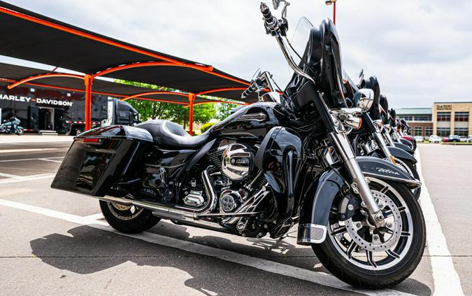 2016 Harley-Davidson Electra Glide Ultra Classic BLACK W/PINSTRI