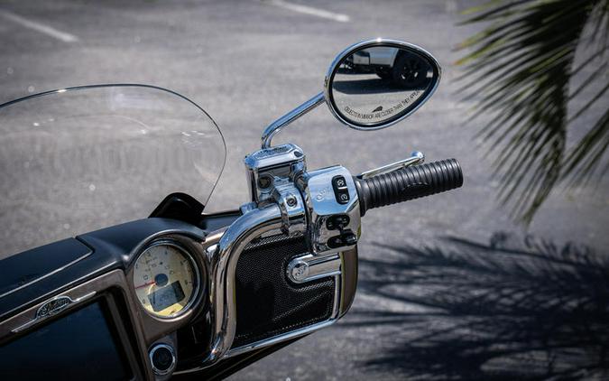 2018 Indian Motorcycle® Roadmaster® ABS Polish.Bronze Over Thund.Black w/Silver Pinst.