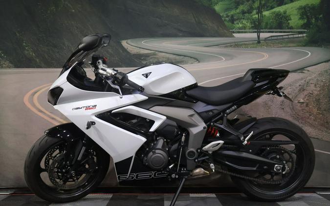 2025 Triumph Daytona 660 Snowdonia White/Sapphire Black
