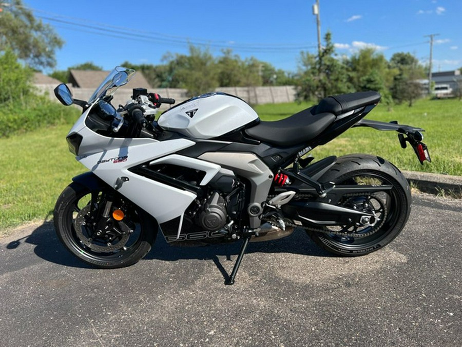 2025 Triumph Daytona 660 Snowdonia White/Sapphire Black 660