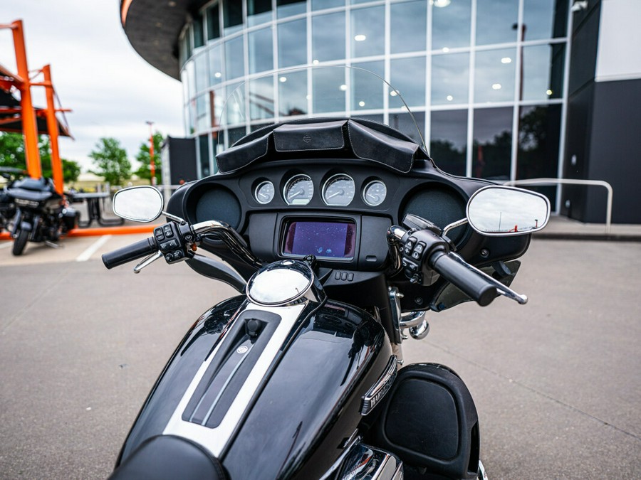 2021 Harley-Davidson Tri Glide Ultra BLACK W/PINSTRIPE