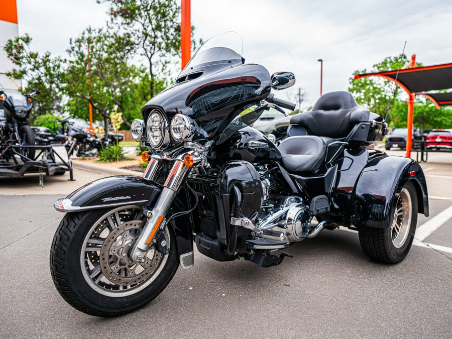 2021 Harley-Davidson Tri Glide Ultra BLACK W/PINSTRIPE