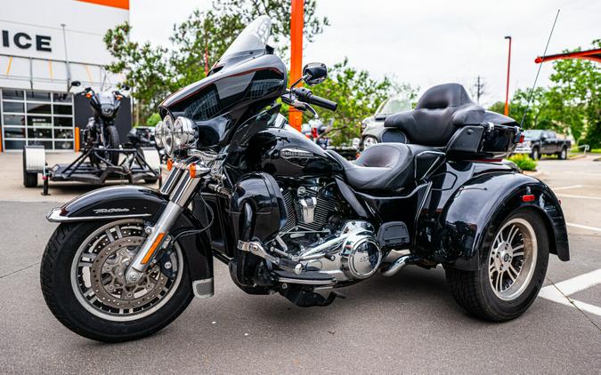 2021 Harley-Davidson Tri Glide Ultra BLACK W/PINSTRIPE