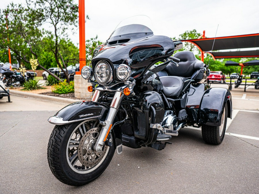 2021 Harley-Davidson Tri Glide Ultra BLACK W/PINSTRIPE