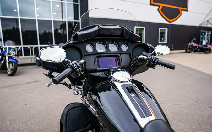 2021 Harley-Davidson Tri Glide Ultra BLACK W/PINSTRIPE