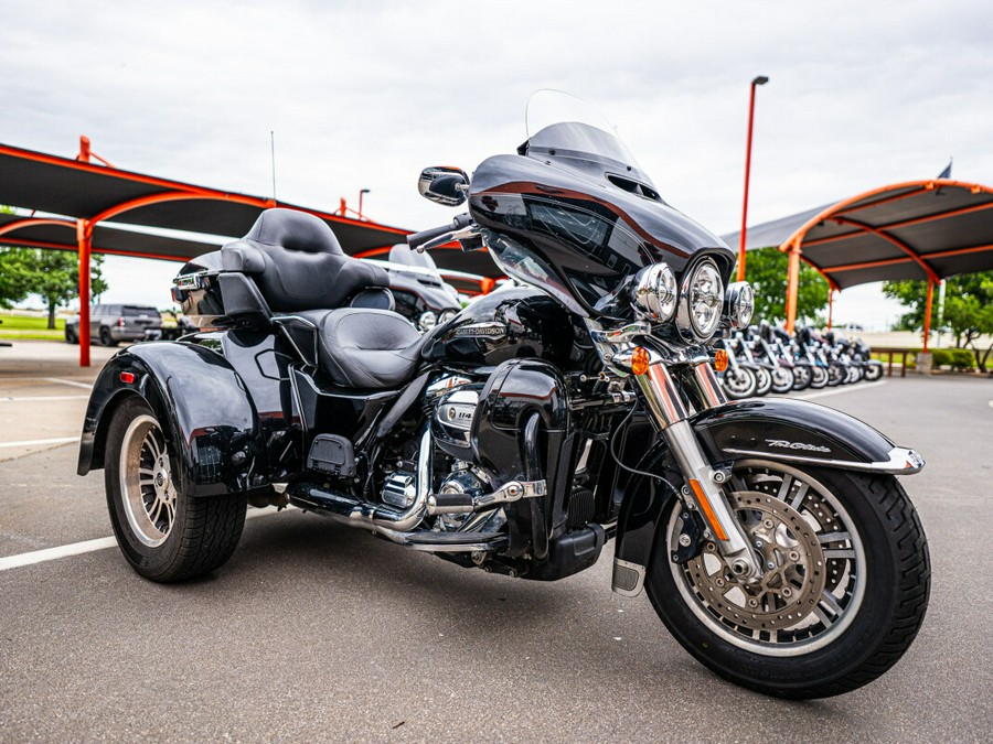 2021 Harley-Davidson Tri Glide Ultra BLACK W/PINSTRIPE