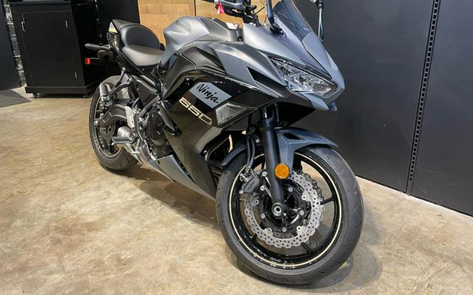 2024 Kawasaki Ninja 650 Metallic Matte Graphenesteel Gray/Ebony
