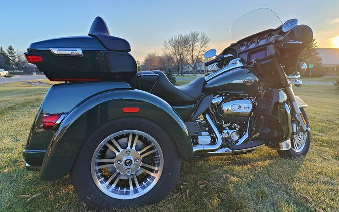 2024 Tri Glide Ultra Alpine Green/Vivid Black