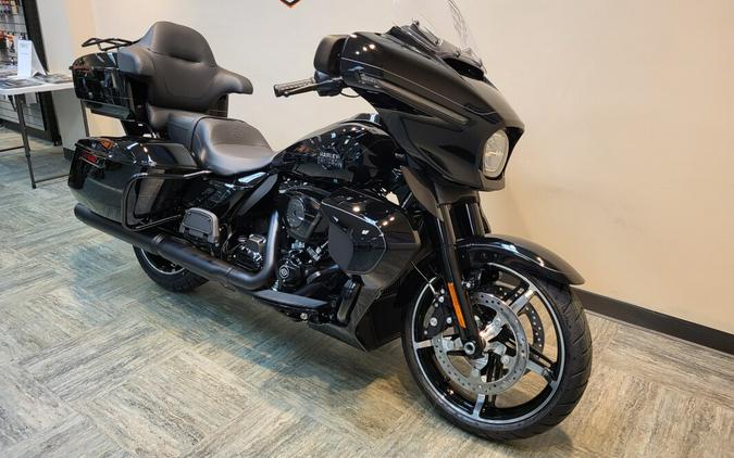 2025 Harley-Davidson Street Glide® Ultra Vivid Black FLHXU
