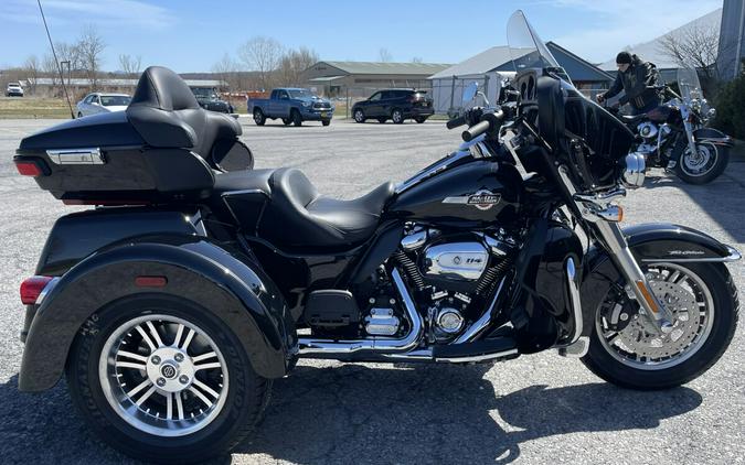 2024 Harley-Davidson Tri Glide Ultra Vivid Black