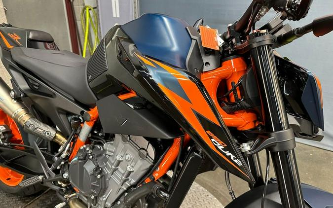 2022 KTM 890 Duke R