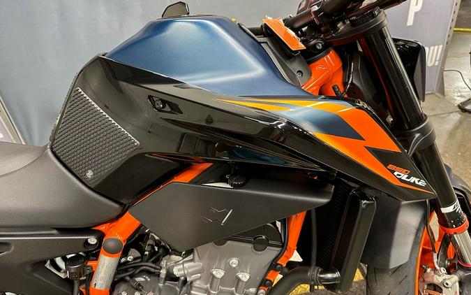 2022 KTM 890 Duke R