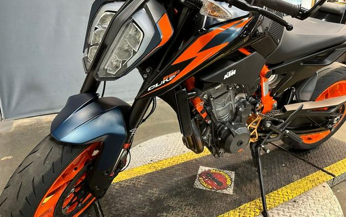 2022 KTM 890 Duke R