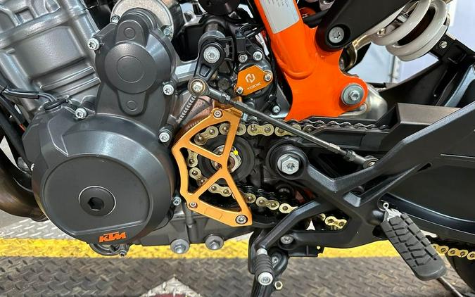 2022 KTM 890 Duke R