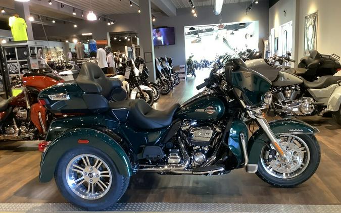 Harley-Davidson Tri Glide Ultra 2024 FLHTCUTG T2-24 Alpine Green / Vivid Bla