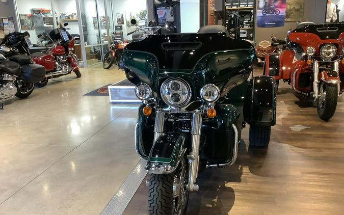 Harley-Davidson Tri Glide Ultra 2024 FLHTCUTG T2-24 Alpine Green / Vivid Bla