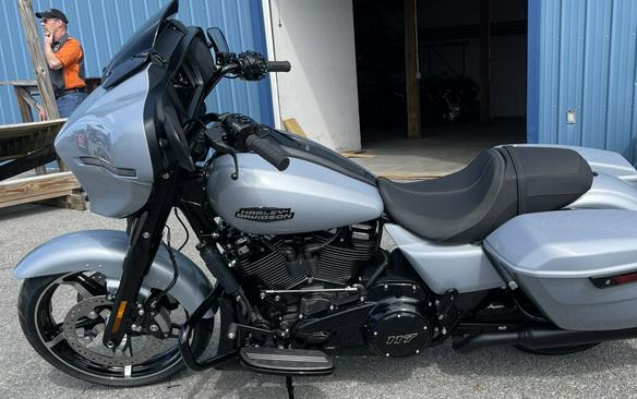 2024 Harley-Davidson Street Glide® Atlas Silver Metallic - Black Finish