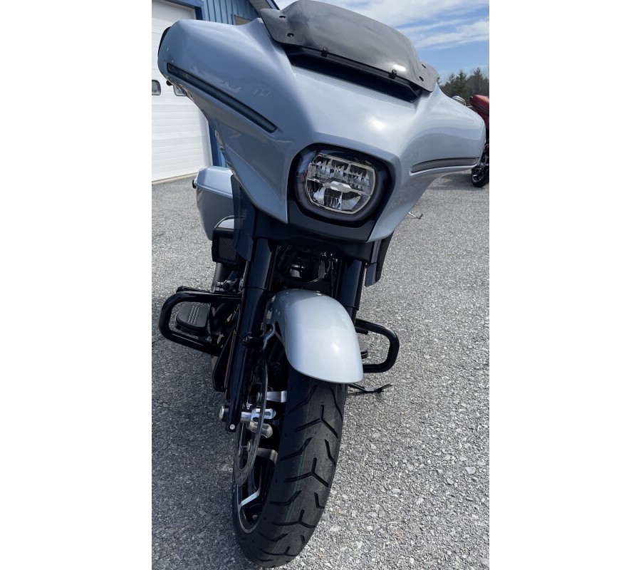 2024 Harley-Davidson Street Glide® Atlas Silver Metallic - Black Finish