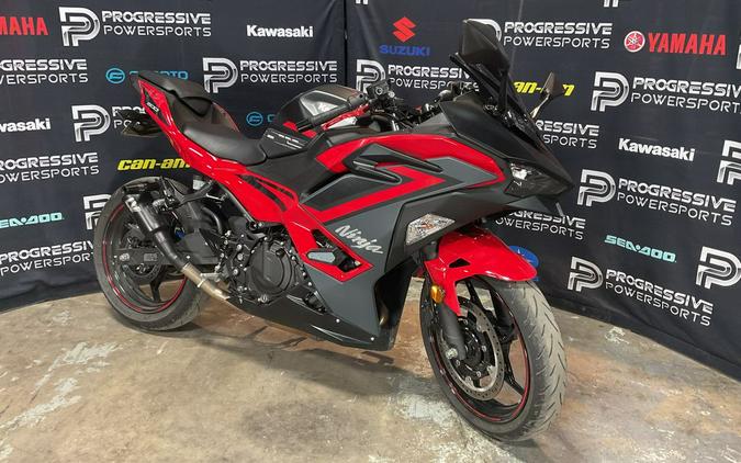 2025 Kawasaki Ninja® 500 ABS Passion Red/Metallic Flat Spark Black