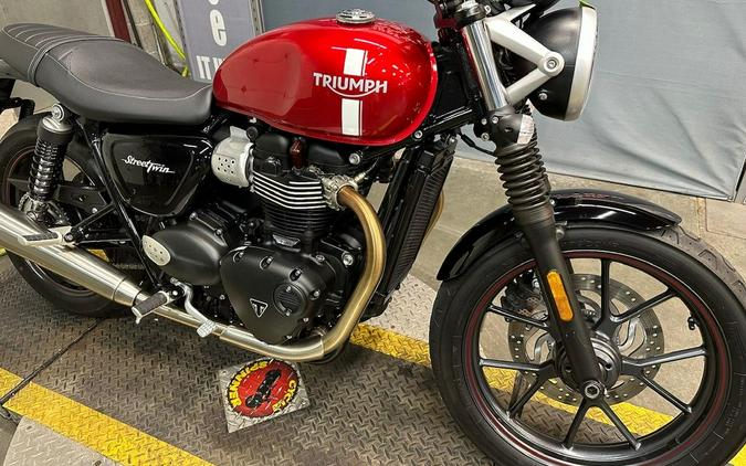 2018 Triumph Street Twin Cranberry Red